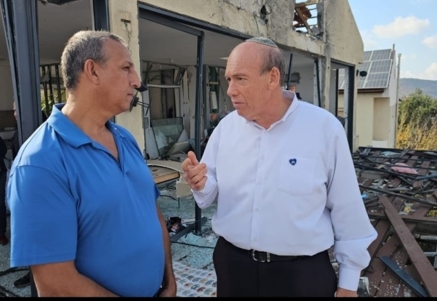 המבקר אנגלמן עם ראש המועצה דוד אזולאי