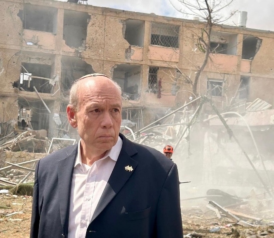 המבקר בשכונה שנפגעה בדימונה