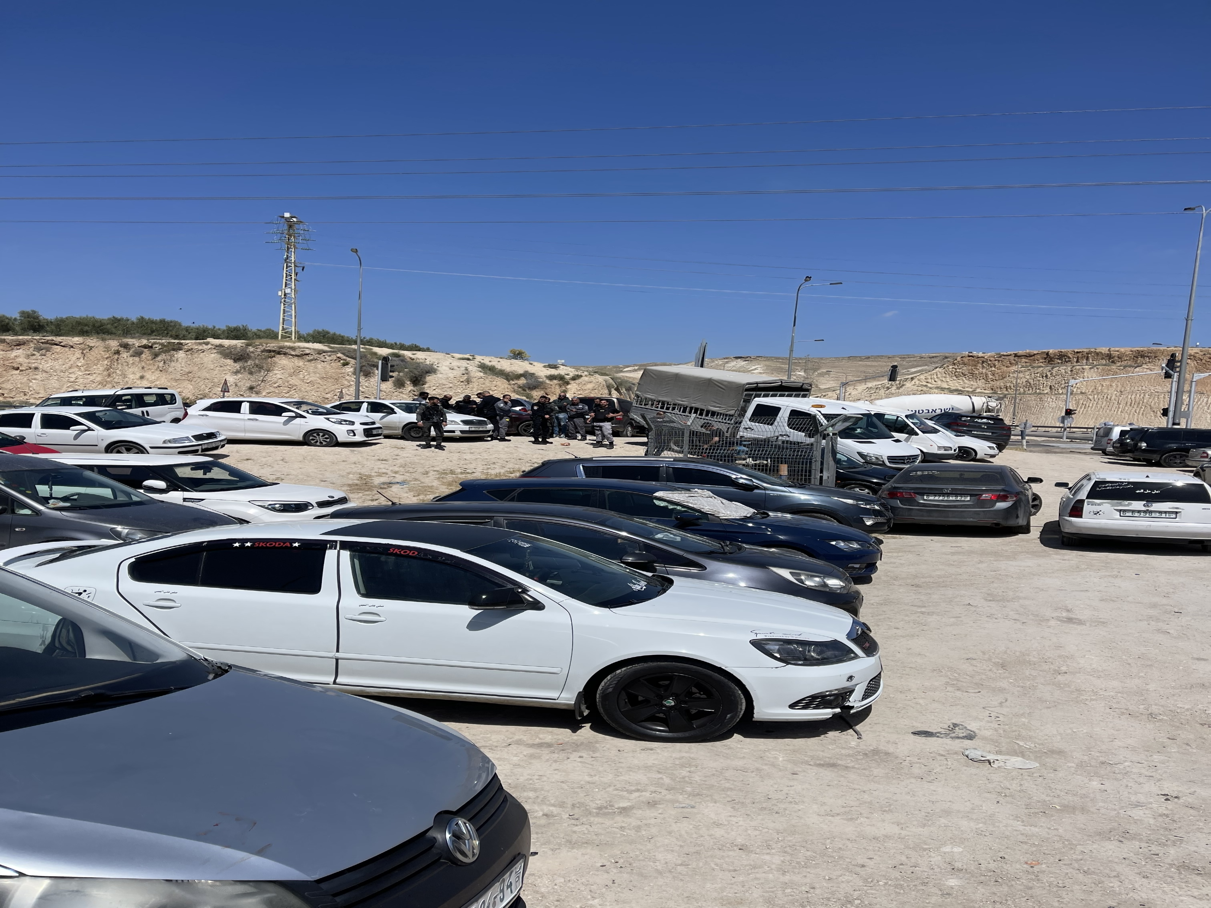 רכבים חונים בצידי הכביש