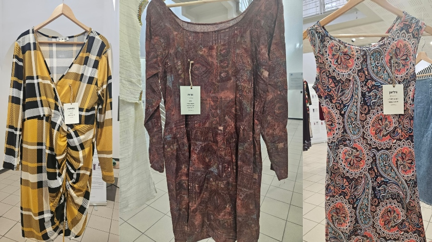 שלושה מבגדי הנרצחות המוצגים בתערוכה