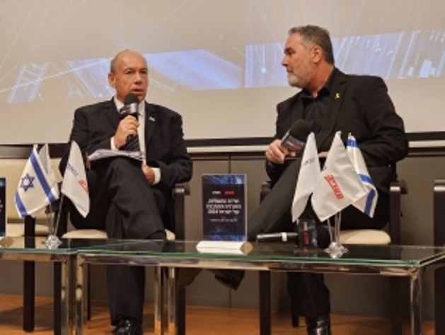 המבקר אנגלמן ועורך מעריב גולן בר יוסף בוועידה