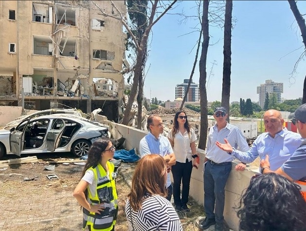 המנכ"ל וצוותו בסמוך לבניין שנפגע ברחובות
