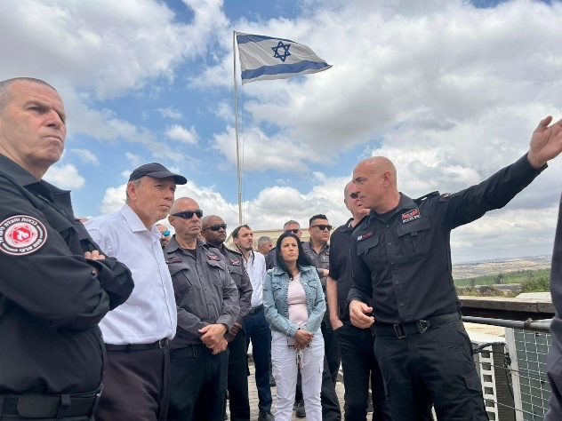 המבקר אנגלמן ובכירי כבאות והצלה לישראל באתר ההנצחה בלטרון