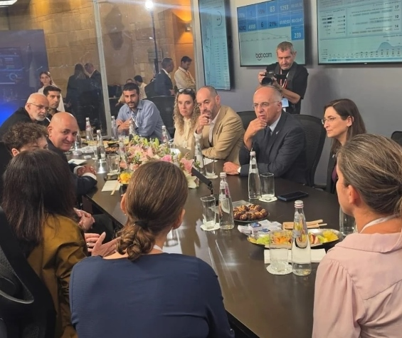 יו"ר ועדת הבחירות המרכזית, השופט סולברג, וצוותו עם משלחת משרד מבקר המדינה בראשות המנכ"ל ישי וקנין