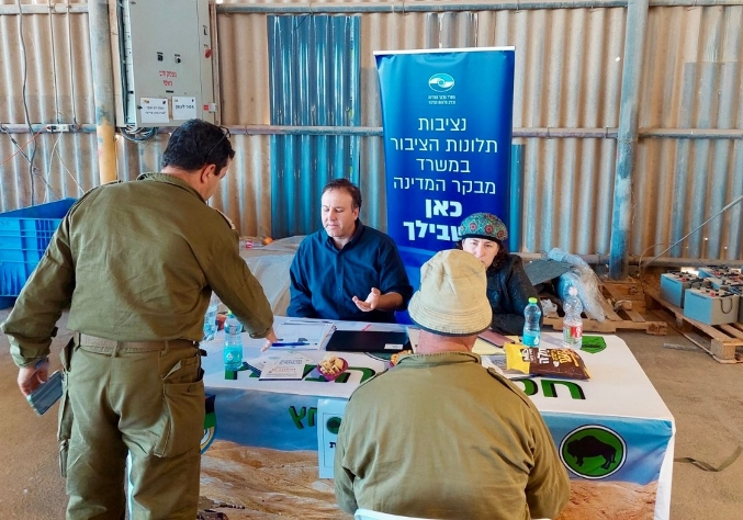 Attorneys Tomer Gritzman and Tzruya Medad-Luzon at the Office of the Ombudsman's station for reserve soldiers