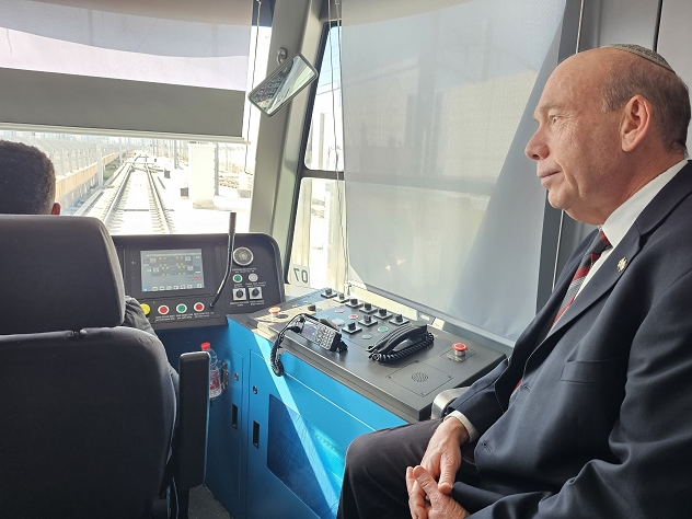 מבקר המדינה אנגלמן ברכבת הקלה בגוש דן
