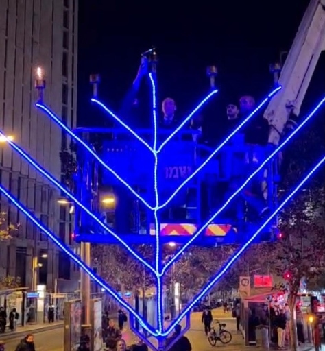 המבקר אנגלמן בהדלקת חנוכיית חב"ד בירושלים