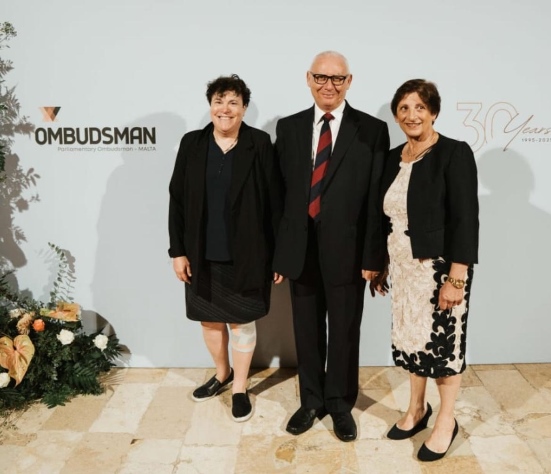 מנהלת הנציבות עו"ד כרמית פנטון (משמאל) עם מזכ"ל AOM (במרכז)