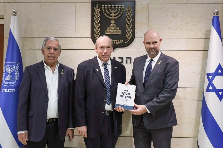 המבקר אנגלמן מגיש את דוח המבקר ליו"ר הכנסת ח"כ אמיר אוחנה, וליו"ר הוועדה לענייני ביקורת המדינה ח"כ מיקי לוי. צילום: דני שם טוב, דוברות הכנסת 