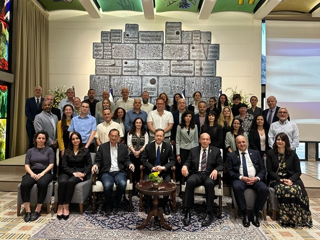 הנשיא הרצוג והמבקר אנגלמן במפגש עם פורום האקלים. צילום: עמוס בן גרשום, לע"מ