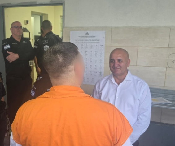 המנכ"ל וקנין בשיחה עם אסיר שהצביע בבחירות בכלא איילון