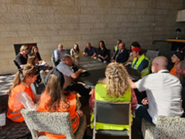 המבקר אנגלמן במהלך הסיור בירושלים