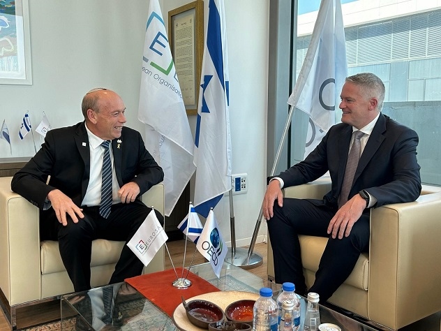 המבקר אנגלמן והמזכ"ל קורמן בפגישתם