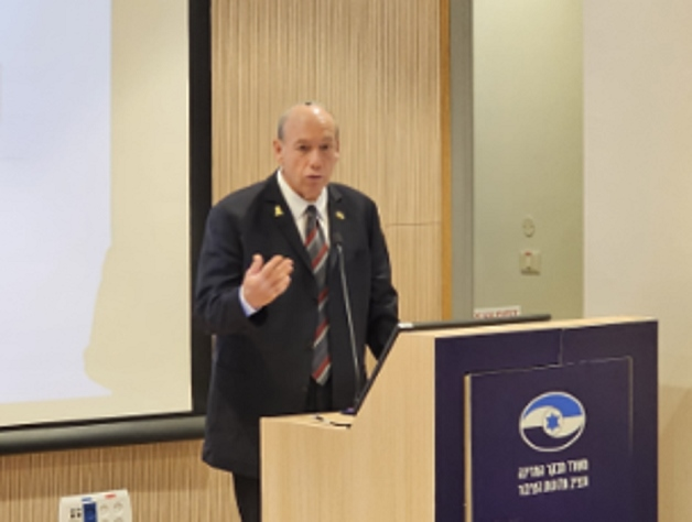 המבקר אנגלמן ביום העיון