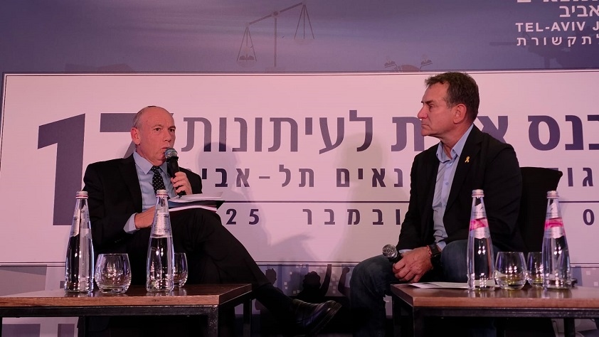 המבקר אנגלמן בכנס אילת לעיתונות. צילום: אודי פורטל, אגודת העיתונאים בתל אביב 