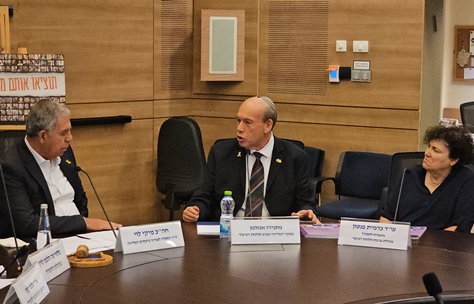 מימין: עו"ד פנטון, המבקר אנגלמן ויו"ר הוועדה לענייני ביקורת המדינה ח"כ לוי