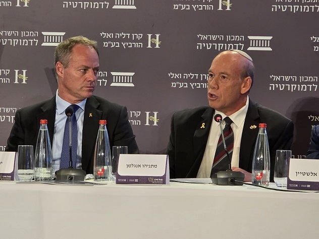 המבקר אנגלמן ונשיא המכון הישראלי לדמוקרטיה יוחנן פלסנר