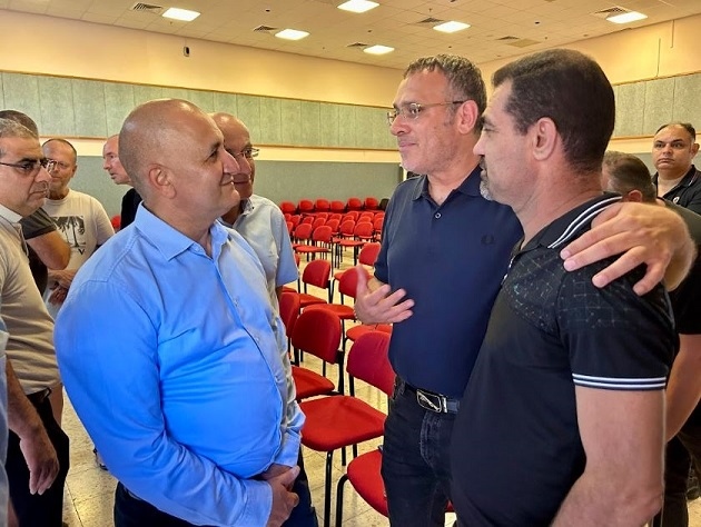 המנכ"ל וקנין ועו"ד חטיב (במרכז), שאשתו ובנותיו נהרגו מפגיעת הטיל בטמרה