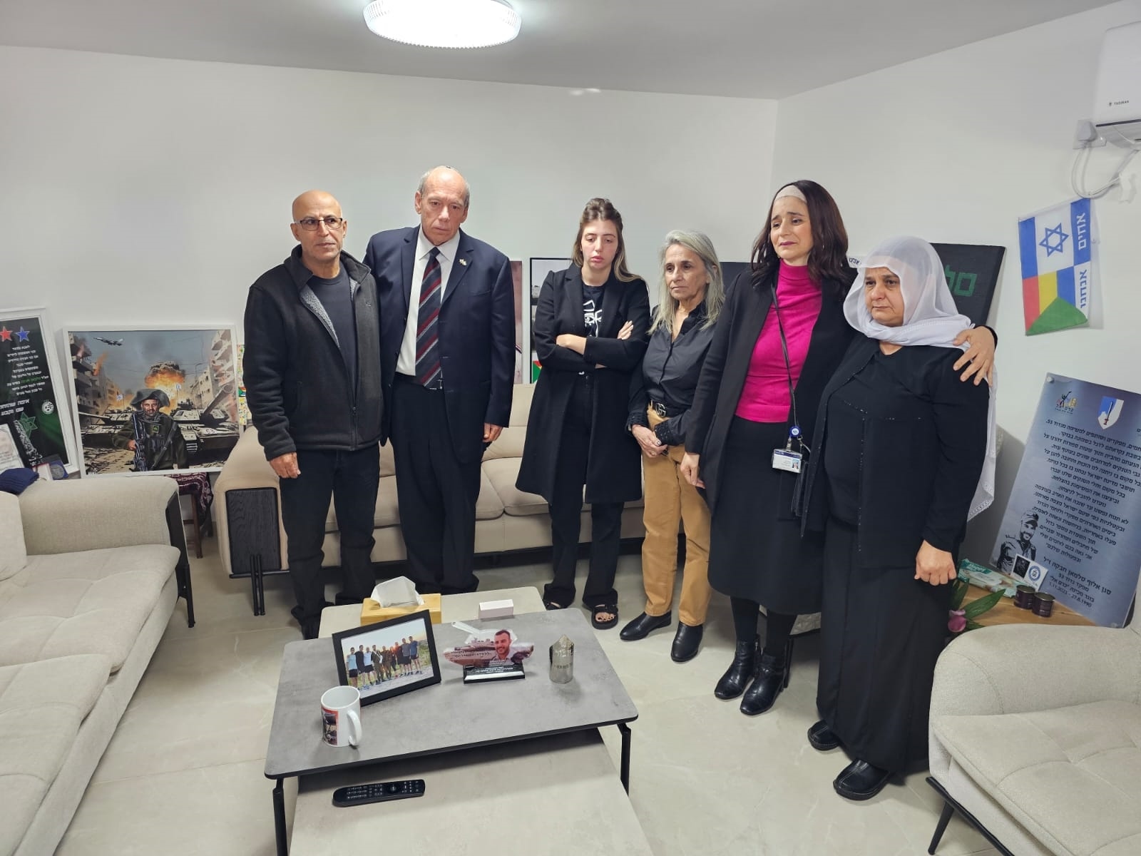 המבקר וצוותו בבית משפחת חבקה