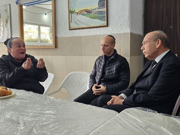המבקר אנגלמן עם האם השכולה וראש עיריית עכו​