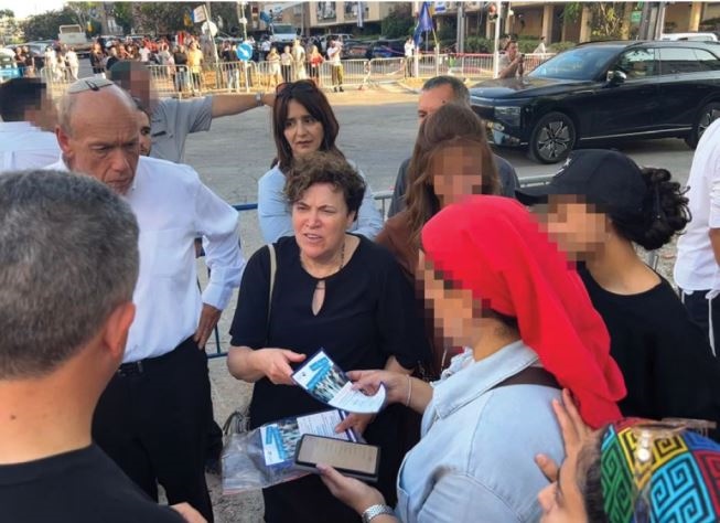 המבקר והנציב מתניהו אנגלמן ומנהלת הנציבות עו"ד כרמית פנטון בשכונה ברמת גן שנפגעה במתקפת הטילים