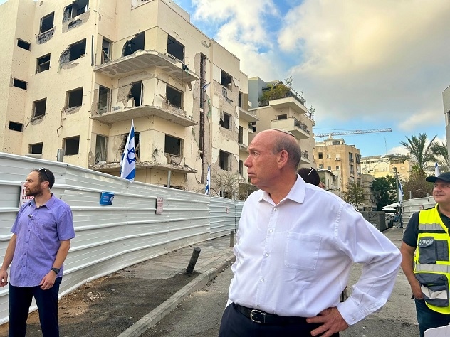 המבקר וצוותו ברחוב שנפגע בתל אביב