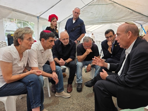 המבקר אנגלמן עם הוריו של סגן הדר גולדין ז"ל