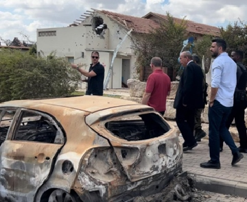  המבקר אנגלמן בקיבוץ בארי ימים ספורים לאחר הטבח