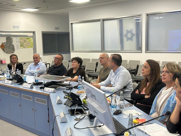עם ראש עיריית נתיבות במרכז ההפעלה העירוני