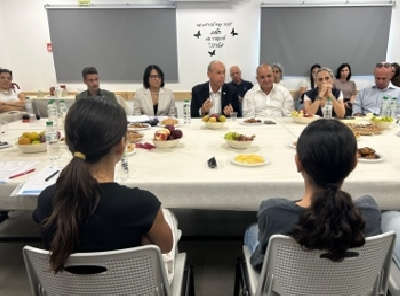 המבקר אנגלמן במפגש עם התלמידים