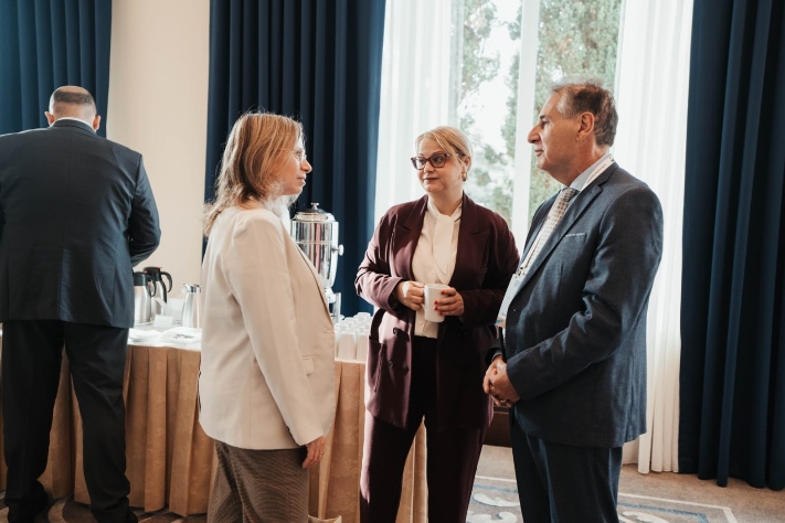 עו"ד רונית זנדברג (משמאל) עם מנכ"ל משרד האומבודסמן של מלטה ונציגת משרד האומבודסמן של קפריסין 