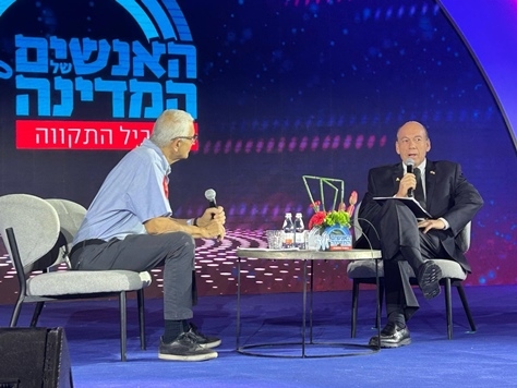 המבקר אנגלמן ונחום ברנע בוועידת "האנשים של המדינה"
