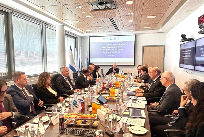 מזכ"ל ה-OECD וצוותו עם מבקר המדינה והנהלת משרדו