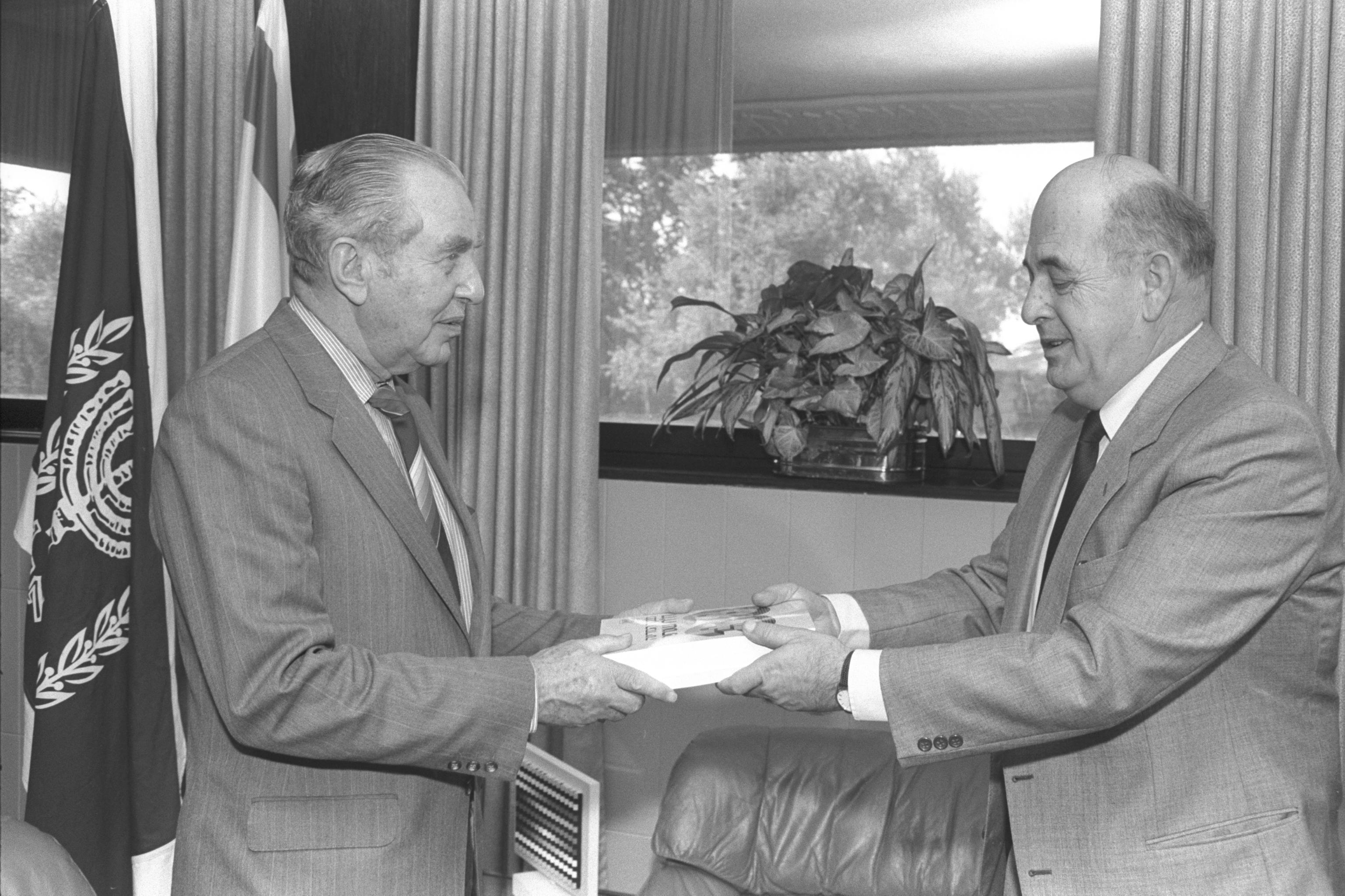 המבקר יעקב מלץ מוסר לנשיא הרצוג את דוח מבקר המדינה בשנת 1988 . צילום: יעקב סער לשכת העיתונות הממשלתית