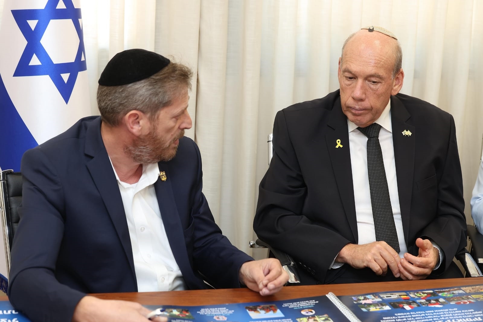 המבקר אנגלמן במהלך הסיור במטה זק"א