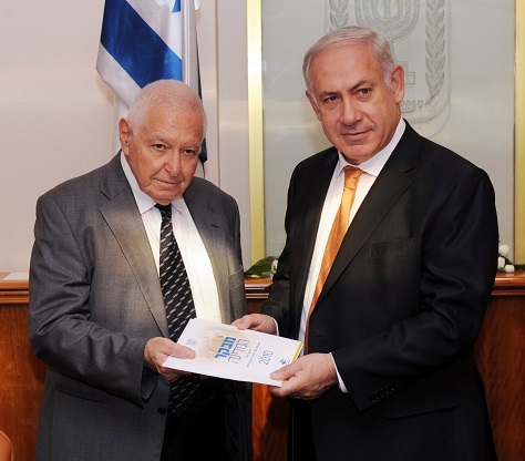 המבקר לינדנשטראוס מגיש את דוח מבקר המדינה לראש הממשלה נתניהו בשנת 2010. צילום: עמוס בן גרשום, לשכת העיתונות הממשלתית