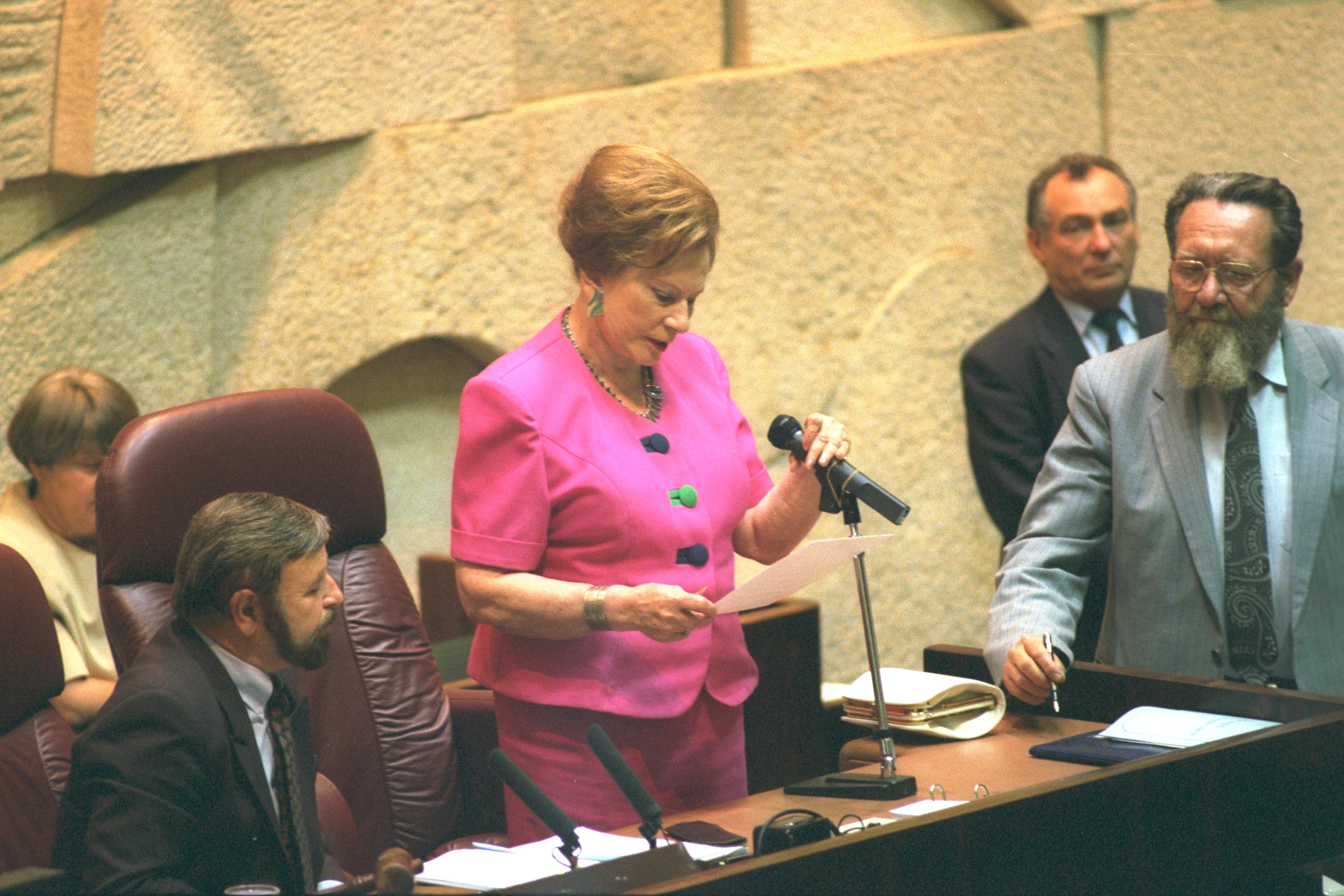 טקס השבעתה של מרים בן פורת לכהונתה השנייה כמבקרת המדינה בשנת 1993. צילום אבי אוחיון לשכת העיתונות הממשלתית