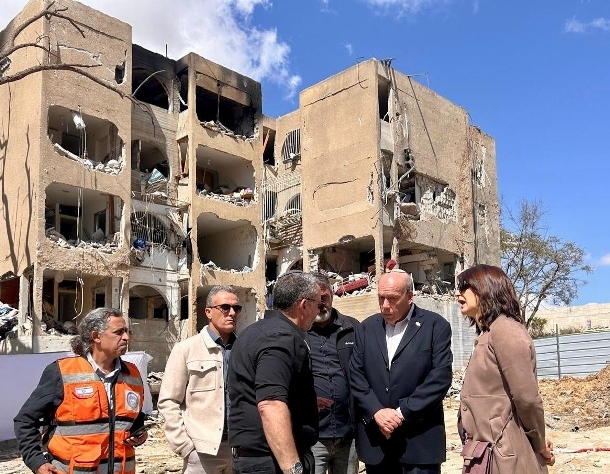 המבקר בסמוך לבתים שנהרסו בערד