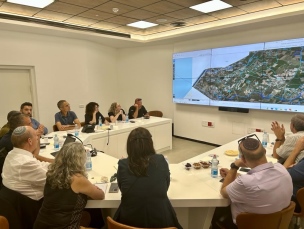 "על כל משרדי הממשלה הרלוונטיים לפעול להקמת חמ"לים בריכוזים בהם מצויים מפונים"