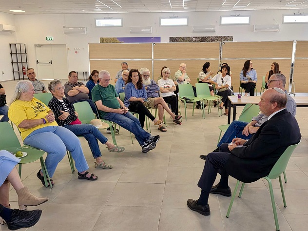 המבקר אנגלמן עם חברי ניר עוז