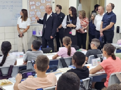 המבקר אנגלמן במפגש עם התלמידים