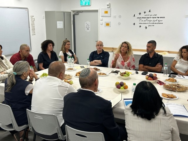המבקר אנגלמן במפגש עם גורמי ניהול וחינוך בסיורו בצפון