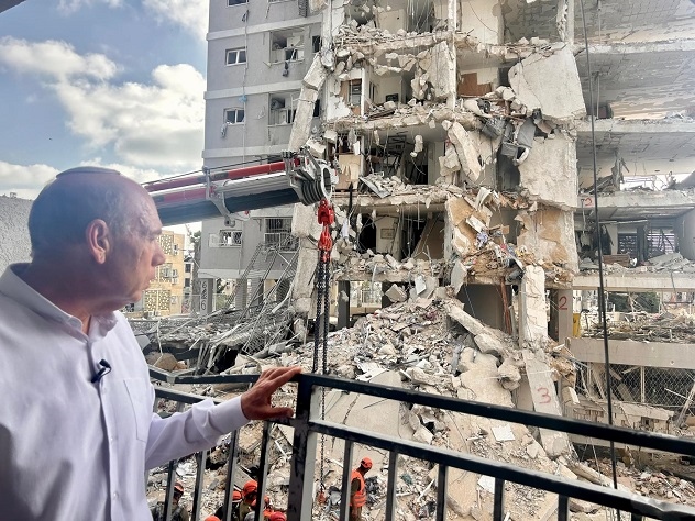 State Comptroller Englman at the missile impact site in Bat Yam