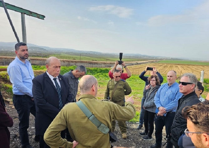 המבקר אנגלמן וצוותו בסיור בקו התפר בגלבוע