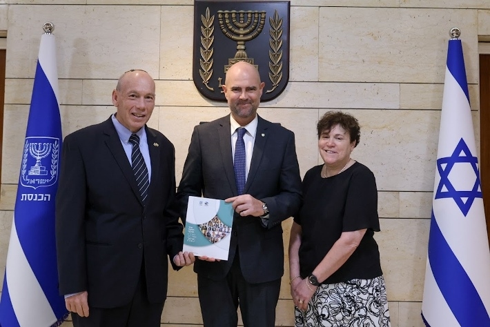 המבקר והנציב מתניהו אנגלמן ומנהלת הנציבות עו"ד כרמית פנטון בהגשת הדוח השנתי ליו"ר הכנסת ח"כ אמיר אוחנה. צילום: דני שם טוב, דוברות הכנסת